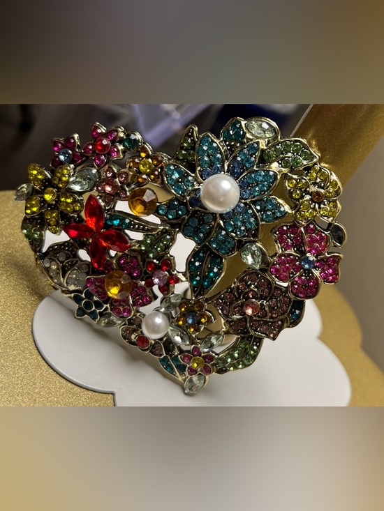 custom jewelry Jewelry - Multicolor Goldtone Floral rhinestones Brooch with Faux Pearl Accents EUC